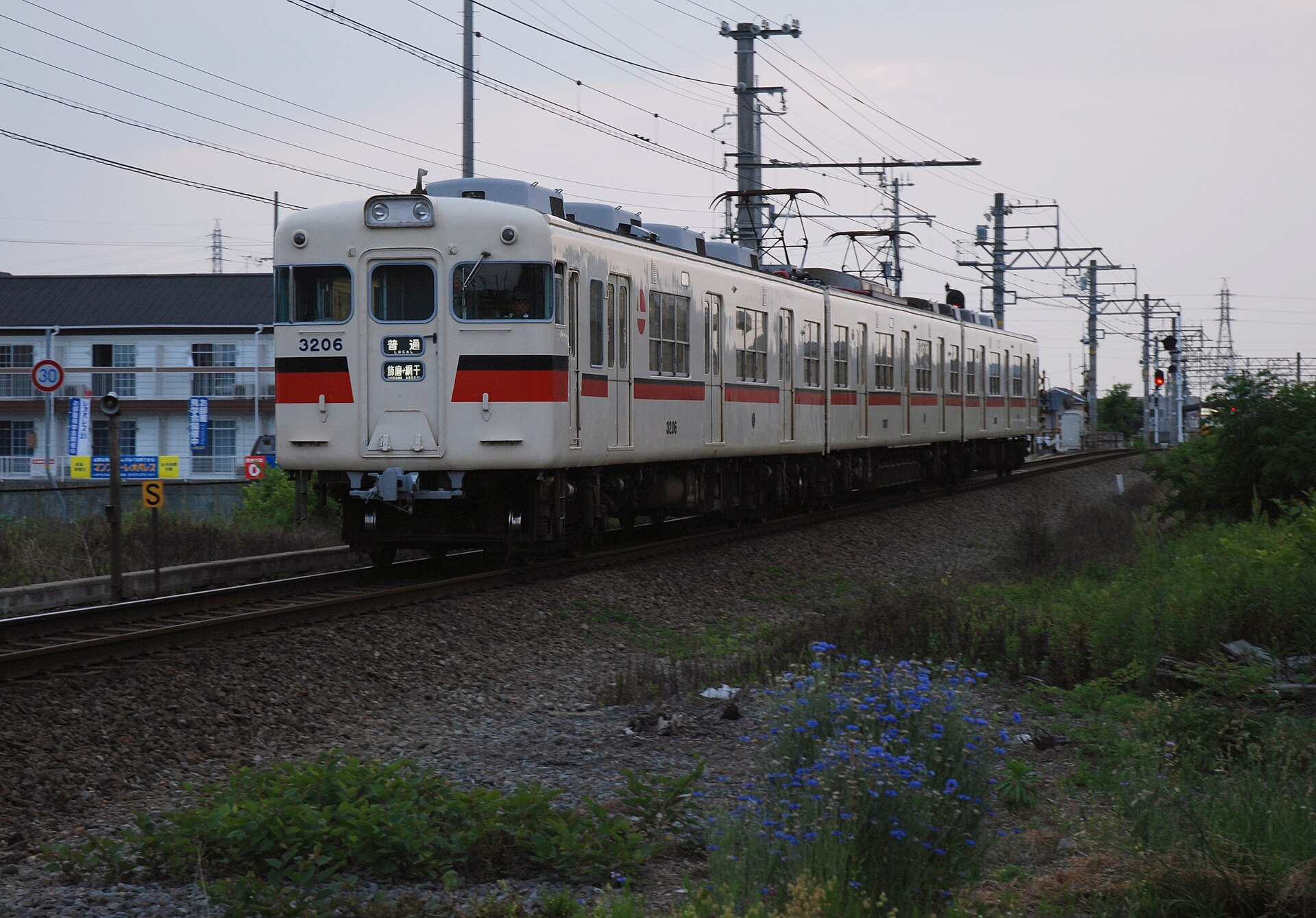 山陽電鉄網干線を走る普通列車